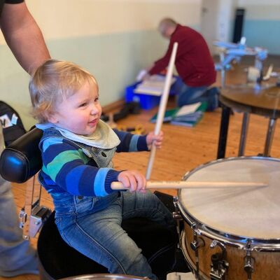 Kleinkind am Schlagzeug