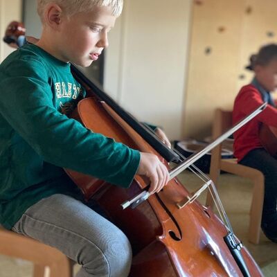 Junge am Cello